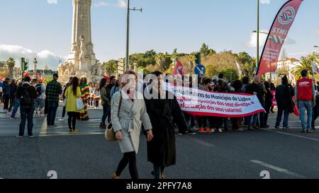 Portogallo (Lisbona): Manifestazioni contro la povertà, Praa do Marquês de Pombal, Lisbon18 marzo 2023. Migliaia di persone hanno marciato nella capitale portoghese Lisbona, chiedendo salari più alti e altre misure per contribuire a combattere la povertà e il crescente costo della vita. © Danie De Moura/BMT Foto Stock