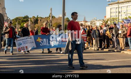 Portogallo (Lisbona): Manifestazioni contro la povertà, Praa do Marquês de Pombal, Lisbon18 marzo 2023. Migliaia di persone hanno marciato nella capitale portoghese Lisbona, chiedendo salari più alti e altre misure per contribuire a combattere la povertà e il crescente costo della vita. © Danie De Moura/BMT Foto Stock