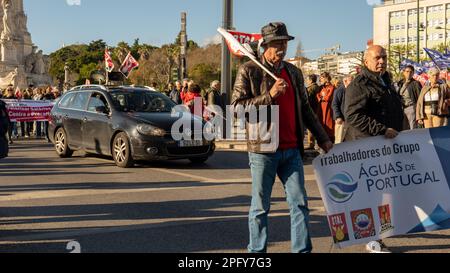 Portogallo (Lisbona): Manifestazioni contro la povertà, Praa do Marquês de Pombal, Lisbon18 marzo 2023. Migliaia di persone hanno marciato nella capitale portoghese Lisbona, chiedendo salari più alti e altre misure per contribuire a combattere la povertà e il crescente costo della vita. © Danie De Moura/BMT Foto Stock