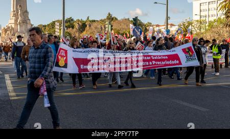 Portogallo (Lisbona): Manifestazioni contro la povertà, Praa do Marquês de Pombal, Lisbon18 marzo 2023. Migliaia di persone hanno marciato nella capitale portoghese Lisbona, chiedendo salari più alti e altre misure per contribuire a combattere la povertà e il crescente costo della vita. © Danie De Moura/BMT Foto Stock