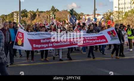 Portogallo (Lisbona): Manifestazioni contro la povertà, Praa do Marquês de Pombal, Lisbon18 marzo 2023. Migliaia di persone hanno marciato nella capitale portoghese Lisbona, chiedendo salari più alti e altre misure per contribuire a combattere la povertà e il crescente costo della vita. © Danie De Moura/BMT Foto Stock