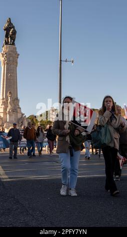 Portogallo (Lisbona): Manifestazioni contro la povertà, Praa do Marquês de Pombal, Lisbon18 marzo 2023. Migliaia di persone hanno marciato nella capitale portoghese Lisbona, chiedendo salari più alti e altre misure per contribuire a combattere la povertà e il crescente costo della vita. © Danie De Moura/BMT Foto Stock