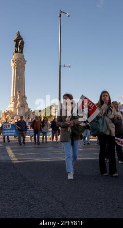 Portogallo (Lisbona): Manifestazioni contro la povertà, Praa do Marquês de Pombal, Lisbon18 marzo 2023. Migliaia di persone hanno marciato nella capitale portoghese Lisbona, chiedendo salari più alti e altre misure per contribuire a combattere la povertà e il crescente costo della vita. © Danie De Moura/BMT Foto Stock