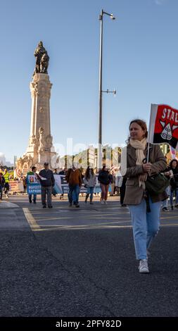 Portogallo (Lisbona): Manifestazioni contro la povertà, Praa do Marquês de Pombal, Lisbon18 marzo 2023. Migliaia di persone hanno marciato nella capitale portoghese Lisbona, chiedendo salari più alti e altre misure per contribuire a combattere la povertà e il crescente costo della vita. © Danie De Moura/BMT Foto Stock