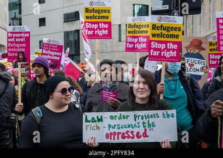 Londra, Regno Unito. 18th marzo, 2023. Gli attivisti anti-razzisti si riuniscono tenendo cartelli e cartelli all'esterno della Broadcasting House della BBC per una dimostrazione contro il razzismo organizzata da Stand Up to Racism e dal Trades Union Congress (TUC) come parte di una giornata globale di azione contro il razzismo. Gli oratori hanno espresso la loro rabbia e la loro opposizione al controverso progetto di legge sul trasferimento illegale di migranti del governo. Credit: Notizie dal vivo di Mark Kerrison/Alamy Foto Stock