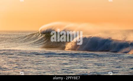 Onde oceaniche che si schiantano rompere acqua bianca spray surf rolling verso la spiaggia vista laterale fotografia. Foto Stock