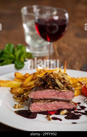 fette di bistecca alla griglia con patatine fritte Foto Stock