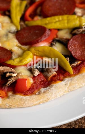 panoramica di una pizza ai funghi al forno Foto Stock