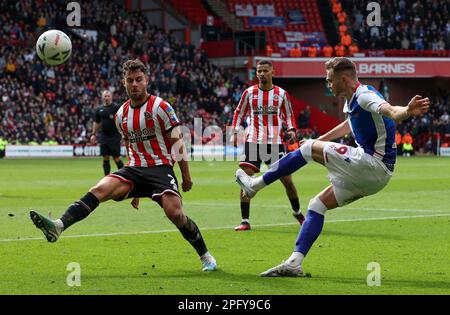 Bramall Lane, Sheffield, Regno Unito. 19th Mar, 2023. Fa Cup Football, Quarter Final, Sheffield United contro Blackburn Rovers; la croce Ryan Hedges di Blackburn Rovers è bloccata da George Baldock di Sheffield United Credit: Action Plus Sports/Alamy Live News Foto Stock