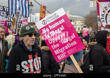 Migliaia di manifestanti provenienti da diverse origini si sono riuniti nel centro di Londra per protestare contro il razzismo. Foto Stock