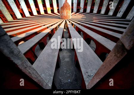 Nuova Delhi, India. 27th Feb, 2023. Diversa prospettiva di Jantar Mantar . Il Jantar Mantar è una collezione di strumenti architettonici astronomici, costruita nel 1724 dal Maharaja Sawai Jai Singh. L'osservatorio è costituito da tredici principali dispositivi geometrici per misurare il tempo, prevedere le eclissi, tracciare la posizione delle stelle come la terra orbita intorno al sole, accertare le declinazioni dei pianeti e determinare le altitudini celesti e le relative effemeridi. (Foto di Avishek Das/SOPA Images/Sipa USA) Credit: Sipa USA/Alamy Live News Foto Stock