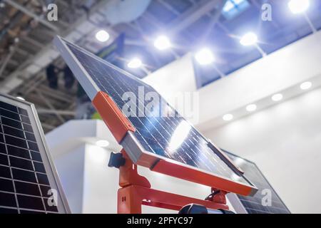 Pannello solare fotovoltaico automatico che lavora alla mostra sulla tecnologia moderna Foto Stock