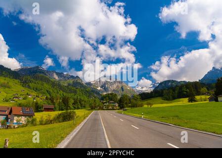 Strada di campagna nel villaggio, Alt Sankt Johann, Sankt Gallen, Svizzera. Foto Stock