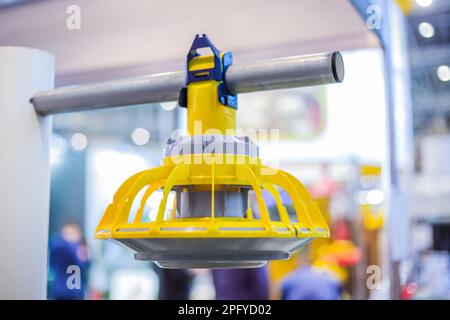 Alimentatore automatico di pollo giallo in plastica per allevamento di pollame in mostra: Primo piano Foto Stock