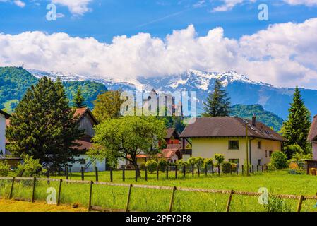 Case vicino alle montagne a Vaduz, Oberland Liechtenstein. Foto Stock