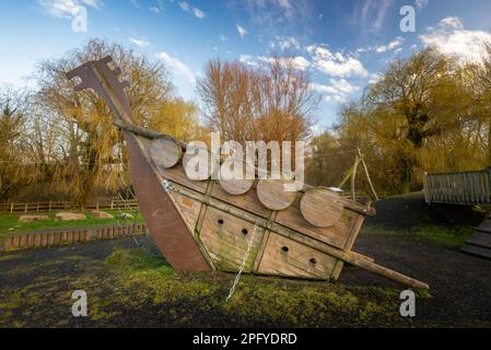 Struttura in legno per l'arrampicata su barche in un parco naturale pubblico all'aperto con erba e alberi. Foto Stock