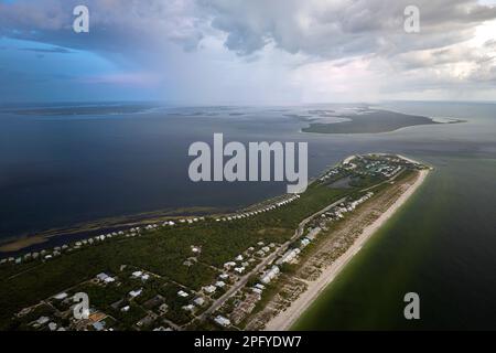 Veduta aerea della tempesta tropicale sopra le case residenziali costose nell'isola piccola città Boca Grande sull'isola di Gasparilla nella Florida sud-occidentale Foto Stock