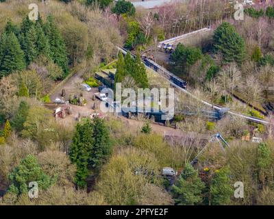 Foto delle montagne russe in fase di test pre-stagione testato Drone aereo dal cielo a Alton Towers Foto Stock