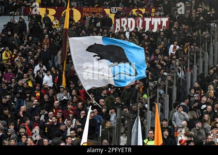 Roma, Italia. 19th Mar, 2023. Una bandiera a colori laziale e un ratto raffigurato è mostrata dai tifosi Rom durante la Serie A partita di calcio tra SS Lazio e ROMA allo stadio Olimpico di Roma, 19th marzo 2023. Foto Andrea Staccioli/Insidefoto Credit: Insidefoto di andrea staccioli/Alamy Live News Foto Stock