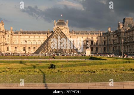 Vista della piramide di vetro dal museo Louvre di Parigi al tramonto. Foto Stock