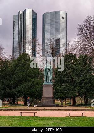 Francoforte sul meno, Germania - 29 gennaio 2023: Monumento al poeta, filosofo e storico Friedrich Schiller nel parco di fronte ai moderni Foto Stock
