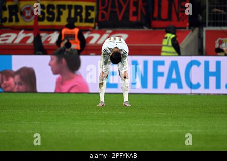 19 marzo 2023, Renania settentrionale-Vestfalia, Leverkusen: Calcio: Bundesliga, Bayer Leverkusen - Bayern Monaco, giorno 25, BayArena. Leroy sane del Bayern reagisce dopo la sconfitta. Foto: Federico Gambarini/dpa - NOTA IMPORTANTE: Conformemente ai requisiti della DFL Deutsche Fußball Liga e della DFB Deutscher Fußball-Bund, è vietato utilizzare o utilizzare fotografie scattate nello stadio e/o della partita sotto forma di sequenze di immagini e/o serie di foto simili a un video. Foto Stock