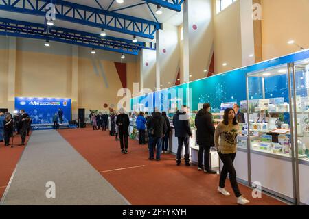 Grodno, Bielorussia - 16 marzo 2023: La gente familiarizza con l'esposizione della mostra di realizzazioni scientifiche e tecniche Bielorussia Intelle Foto Stock