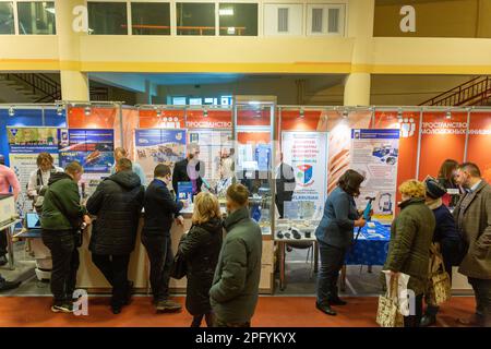 Grodno, Bielorussia - 16 marzo 2023: La gente familiarizza con l'esposizione della mostra di realizzazioni scientifiche e tecniche Bielorussia Intelle Foto Stock