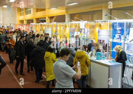 Grodno, Bielorussia - 16 marzo 2023: La gente familiarizza con l'esposizione della mostra di realizzazioni scientifiche e tecniche Bielorussia Intelle Foto Stock