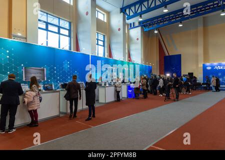 Grodno, Bielorussia - 16 marzo 2023: La gente familiarizza con l'esposizione della mostra di realizzazioni scientifiche e tecniche Bielorussia Intelle Foto Stock