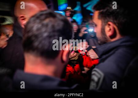 Tel Aviv, Israele. 18th Mar, 2023. I poliziotti israeliani frenano un attivista pro-governo durante una protesta contro la riforma giudiziaria. Centinaia di migliaia di israeliani hanno partecipato a manifestazioni a livello nazionale tenutesi per il 11th° sabato sera dritto Benjamin Netanyahu, il governo di linea dura per la revisione del sistema giuridico del paese, che sono stati segnati da numerosi atti di violenza contro i manifestanti. (Foto di Eyal Warshavsky/SOPA Images/Sipa USA) Credit: Sipa USA/Alamy Live News Foto Stock