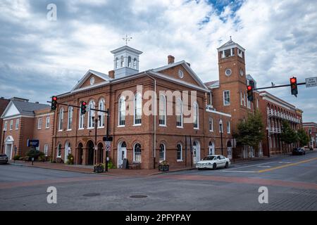 Il Charles Washington Hall è un edificio storico situato a Charles Town, West Virginia. Costruita nel 1874, era originariamente una scuola pubblica prima di servire Foto Stock