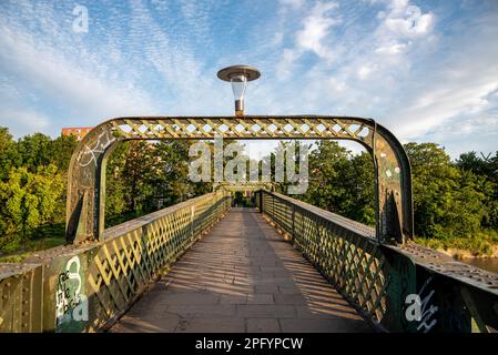 Vauxhall Bridge che attraversa il fiume Avon New Cut tra South Ville e Spike Island a Bristol UK Foto Stock