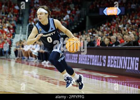 Madison, WISCONSIN, Stati Uniti. 19th Mar, 2023. La guardia dei Liberty Flames Colin Porter (0) si dirige verso il basket durante la partita NIT Second Round della NCAA tra i Liberty Flames e i tassi del Wisconsin al Kohl Center di Madison, WISCONSIN. Darren Lee/CSM/Alamy Live News Foto Stock