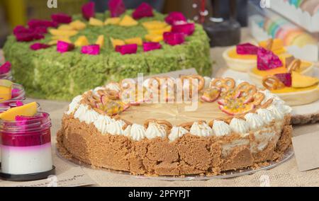 Cheesecake senza forno con caramello salato e frutta allo stand dolciario presso il mercato agricolo di Karlin, Praga. Foto Stock