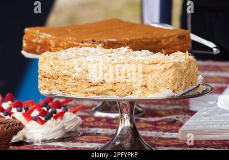 Dolci armeni esposti in uno stand presso il mercato alimentare di strada degli agricoltori a karlin, Praga Foto Stock