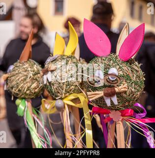 Coniglietto di coniglio di paglia decorativo di Pasqua, mercato di strada di Pasqua, giorno libero, tempo soleggiato Foto Stock