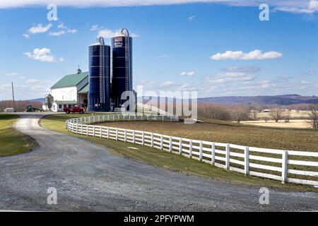 Warwick, NY - USA - 18 marzo 2023 Vista orizzontale invernale dello storico Bellvale Farms Dairy Barn, un caseificio nella zona di Bellvale a Warwick, NY. Foto Stock