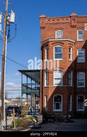 Warwick, NY - USA - 18 marzo 2023 Vista verticale della storica Railroad Avenue nel centro di Warwick, posizione di Railroad Green, l'iconica Demarest Buil Foto Stock