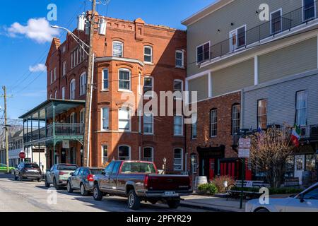 Warwick, NY - USA - 18 marzo 2023 Vista orizzontale della storica Railroad Avenue nel centro di Warwick, posizione di Railroad Green, l'iconica Demarest Bu Foto Stock