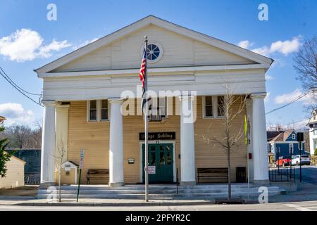 Warwick, NY - USA - 18 Marzo 2023 Vista orizzontale dello storico Warwick Village Court sulla Main Street nella Orange County di New York. Foto Stock