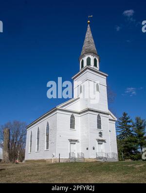 Warwick, NY - USA - 18 marzo 2023 Vista verticale della storica Old School Baptist Meeting House del Villaggio di Warwick, costruita su una chiosco nel Lewis Park i Foto Stock