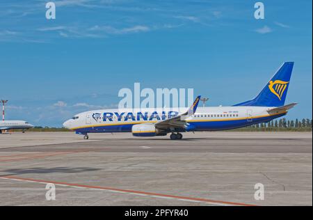 Aereo Ryanair sulla pista dell'aeroporto di Bari in Italia Foto Stock