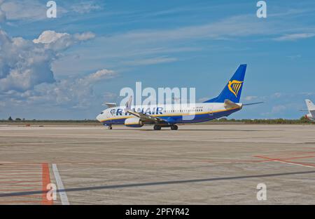 Aereo Ryanair sulla pista dell'aeroporto di Bari in Italia Foto Stock