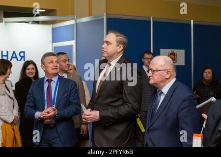 Grodno, Bielorussia - 16 marzo 2023: Presidente del Comitato Esecutivo Regionale di Grodno Uladzimir Karanick all'apertura della Mostra degli scienziati Foto Stock