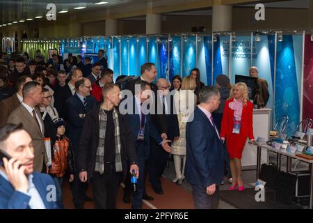 Grodno, Bielorussia - 16 marzo 2023: Presidente del Comitato Esecutivo Regionale di Grodno Uladzimir Karanick all'apertura della Mostra degli scienziati Foto Stock