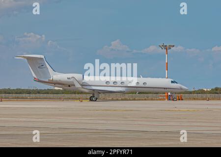 Aereo sulla pista dell'aeroporto di Bari in Italia Foto Stock