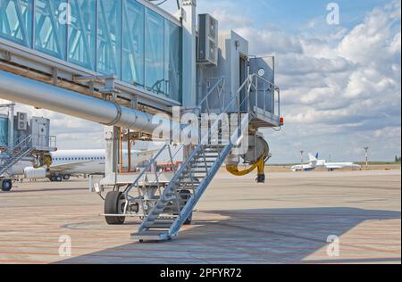 Ponte d'imbarco Passinger all'aeroporto di Bari in Italia Foto Stock