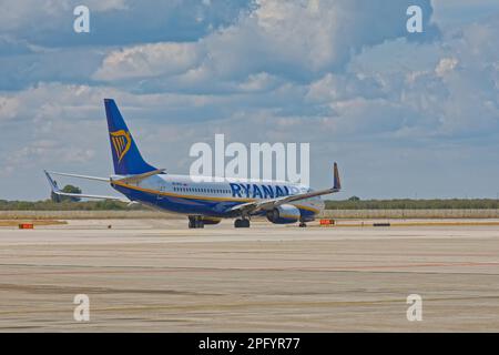 Aereo Ryanair sulla pista dell'aeroporto di Bari in Italia Foto Stock