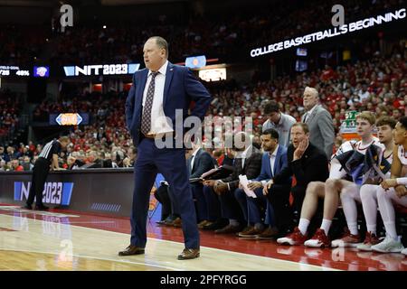 Madison, WISCONSIN, Stati Uniti. 19th Mar, 2023. Greg Gard, allenatore capo dei tassi del Wisconsin, durante la partita NCAA di pallacanestro NIT Second Round tra i Liberty Flames e i tassi del Wisconsin al Kohl Center di Madison, WISCONSIN. Darren Lee/CSM/Alamy Live News Foto Stock